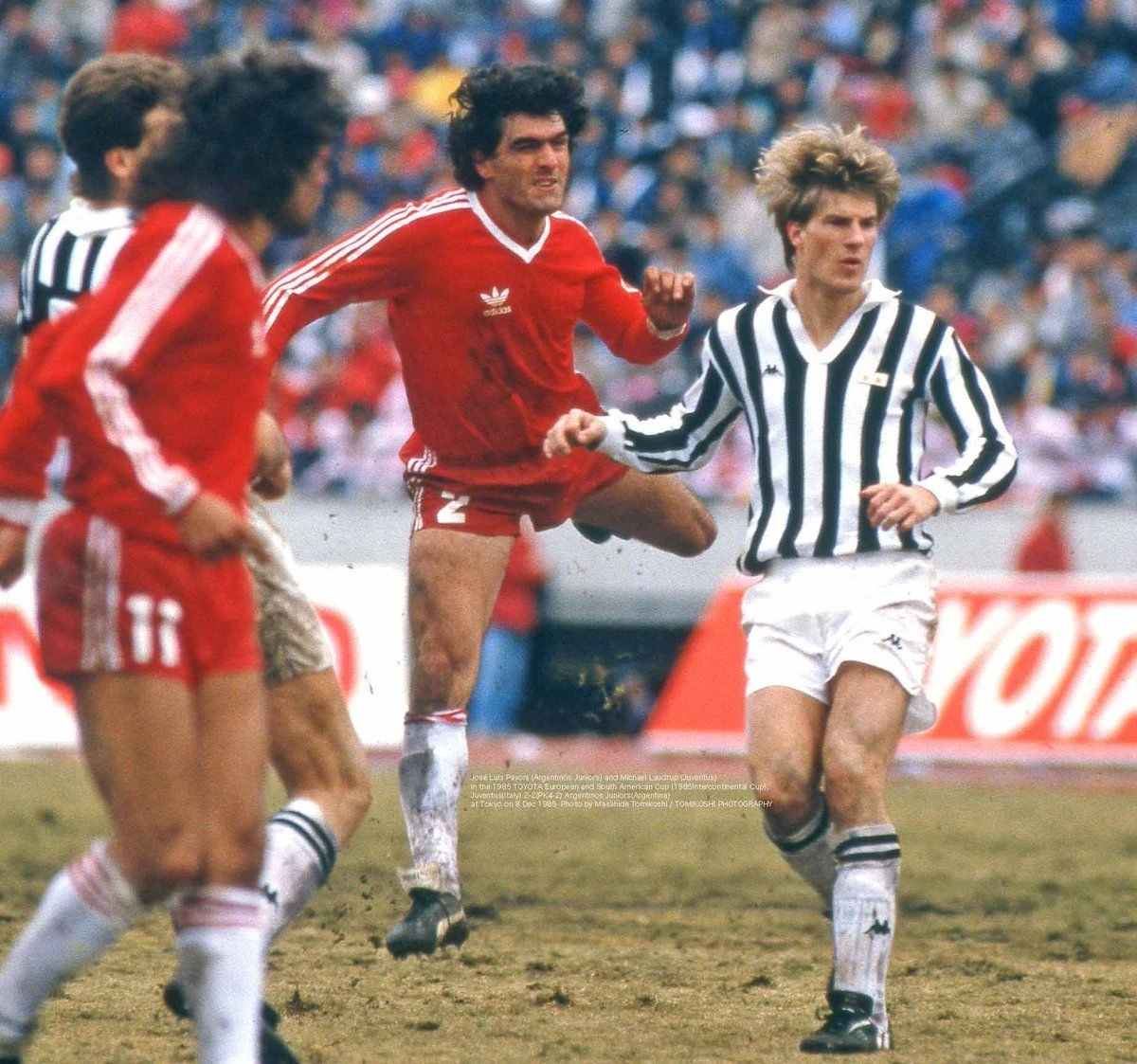 Foto: José Luis Pavoni rechaza ante la oposición de Laudrup. Argentinos Juniors jugó un partidazo con Juventus y perdió por penales