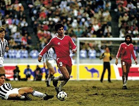 Foto: Archivo Revista El Gráfico. Claudio Borghi y su calidad se llevan el balón en la final de la Intercontinental entre Argentinos Juniors y Juventus.&nbsp;