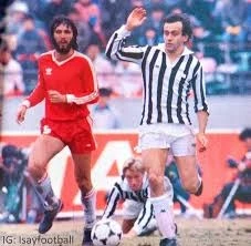 Foto: Platini conduce el balón. Batista observa detrás