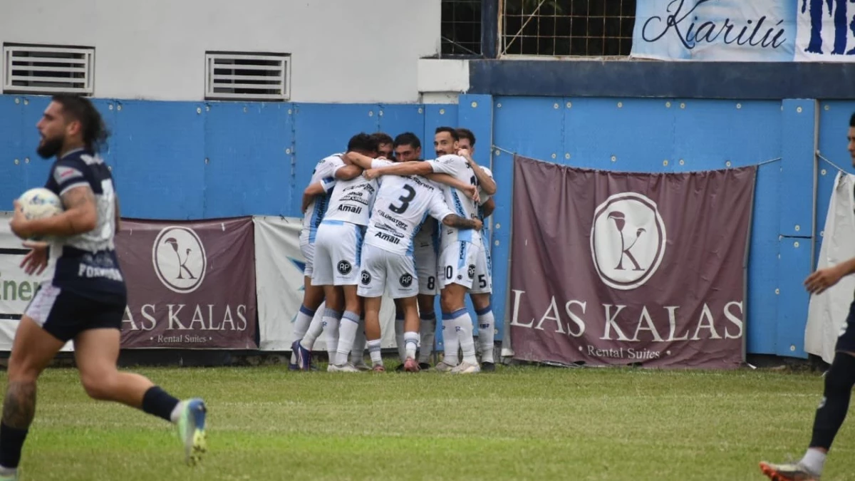 La “Crema” rafaelina festeja el gol de Lucas Albertengo que le dio la victoria ante San Martín de Formosa, en la ida de la final Federal A. Foto: &nbsp;@OficialAMSyD