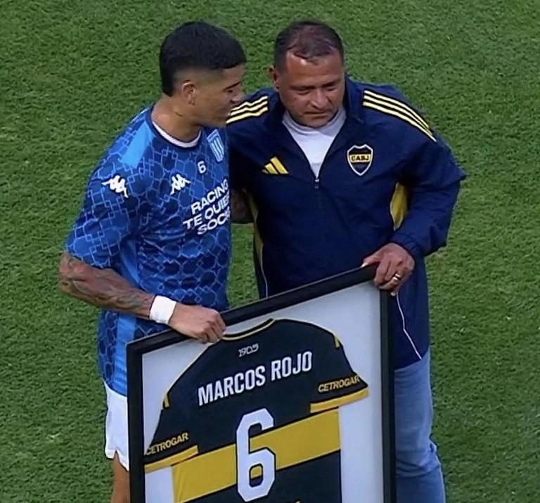 Foto: El “Chelo” Delgado le entregó un reconocimiento a Rojo, por su paso en Boca.&nbsp;