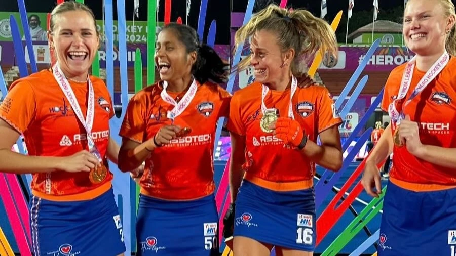 Foto: Vicky Sauze celebrando con sus compañeras en India la obtención del titulo.