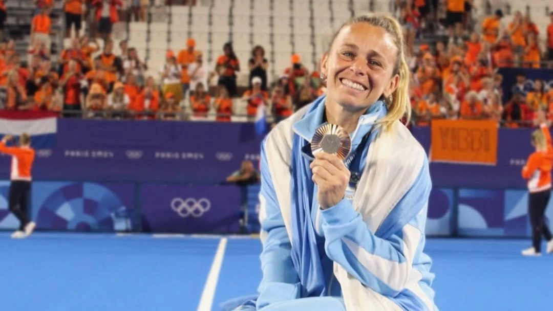 Foto: Sauze luce la medalla de bronce ganada en los Juegos Olímpicos París 2024.