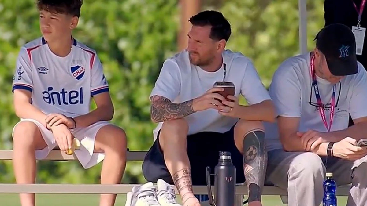 Foto: Lionel Messi estuvo en la cancha para las presentaciones de los pibes de River y Newells