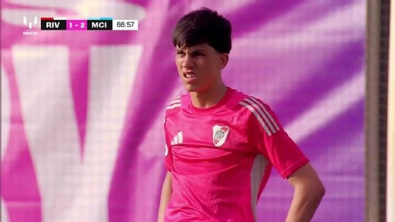 Foto: El arquero de River no pudo contener los dos goles de tiro libre de Manchester United