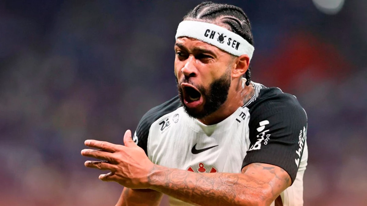 Foto: Memphis Depay celebra su gol, el de la victoria como visitante de Corinthians sobre Cruzeiro en la Copa de Brasil.