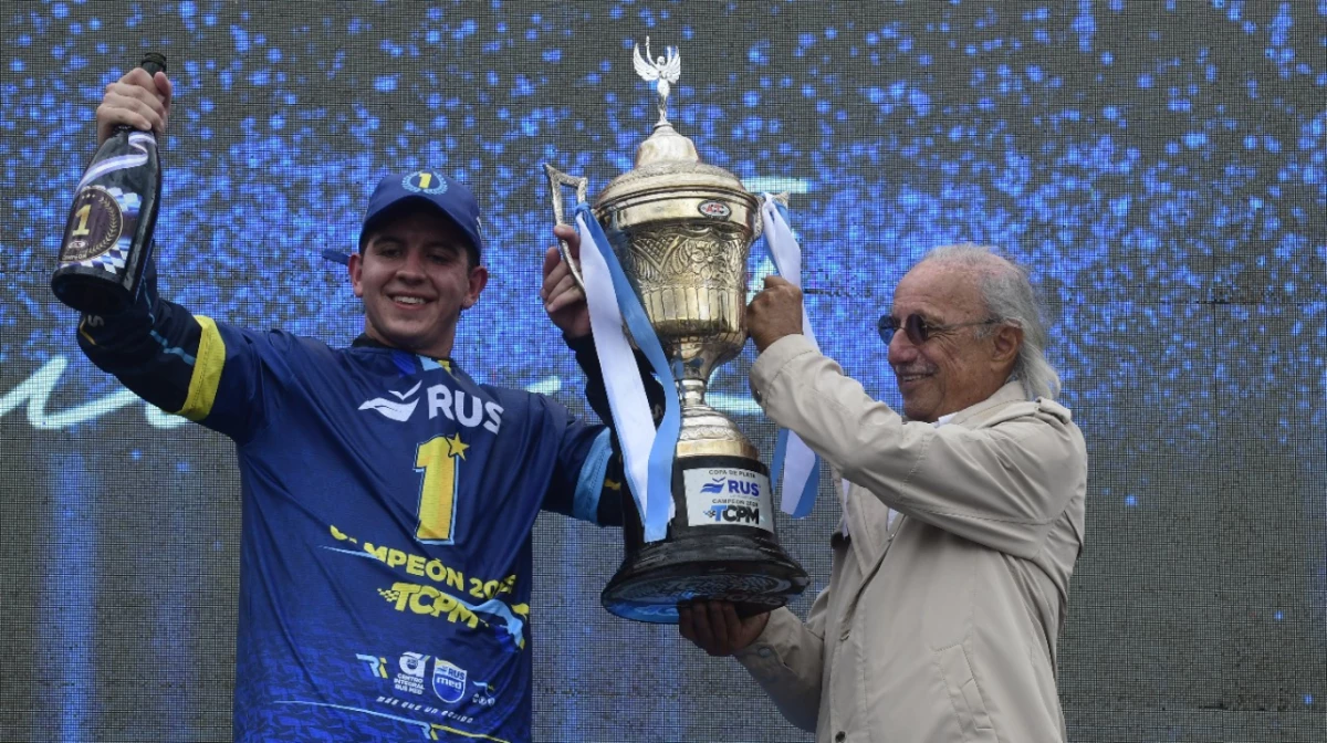 Alberti levanta la copa de campeón (Foto: ACTC).