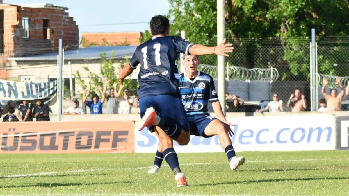 Felipe Senn, de espaldas, festeja el gol del triunfo de Acassuso ante Deportivo Aremenio. Foto: @AcassusoOficla