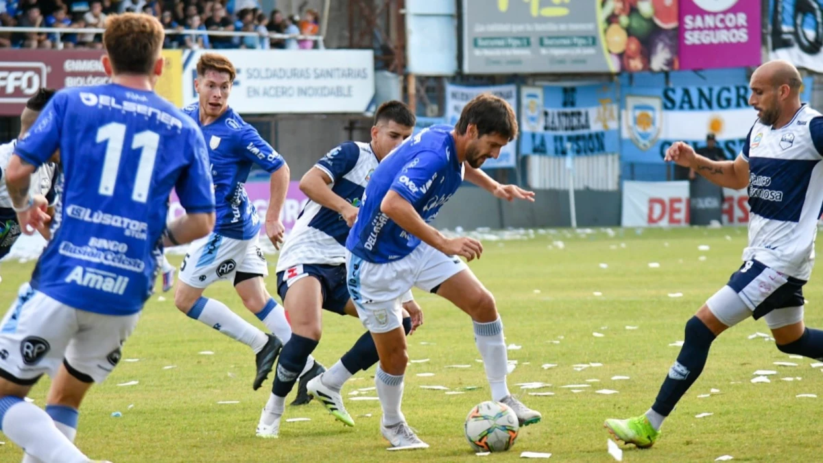 Lucas Albertengo, autor del gol en el partido de ida, controla el balón ante la marca de los jugadores de San Martín de Formosa, en la victoria de Atlético de Rafaela por 1 a 0, que le dio el ascenso a la Primera Nacional. @OficialAMSyD&nbsp;