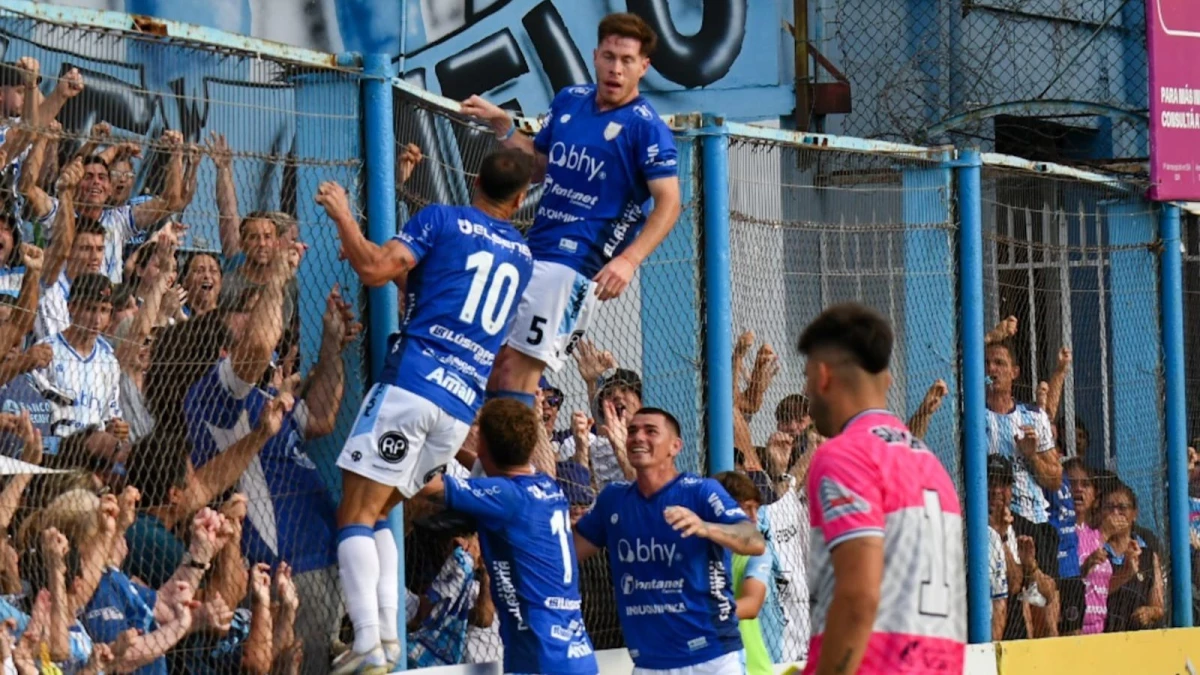 Facundo Soloa festeja junto a sus compañeros el gol del triunfo de Atlético de Rafaela ante San Martín de Formosa, que le dio el ascenso a la Primera Nacional. Foto: QOficialAMSyD&nbsp;