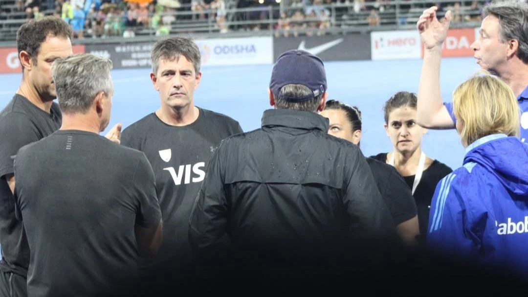 El cuerpo técnico reunido antes de la decisión arbitral. Foto: @turismo_santiago