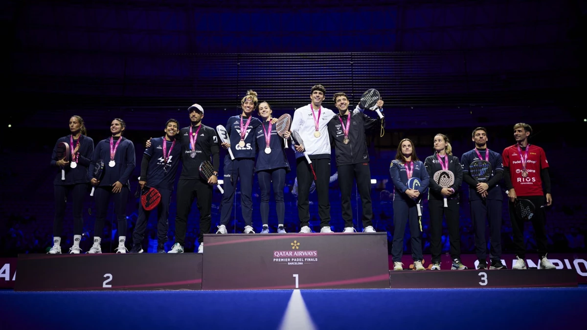 Los argentinos Martín Di Nenno y Franco Stupaczuk terminaron terceros y subieron al podio. Foto: Premier Pádel.
