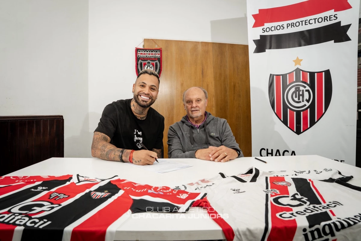 Foto:@ChacaOficial. Julián Velázquez es refuerzo de Chacarita Juniors. Firmó un contrato por una temporada