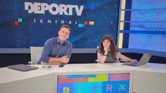 Foto: Daniel Contreras y Laura Couto, conductores de Deportv Central.