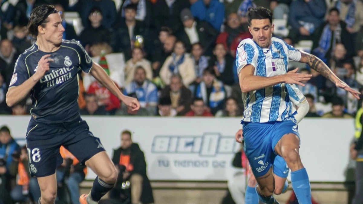 El argentino Gonzalo Di Renzo se lleva la pelota perseguido por Alvaro Carreras. foto: @talavera.