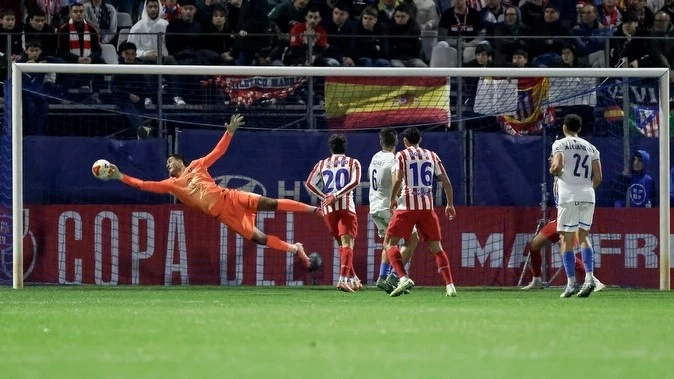 Volada espectacular de Juan Musso para salvar el arco del Atleti. foto: @atleti.&nbsp;
