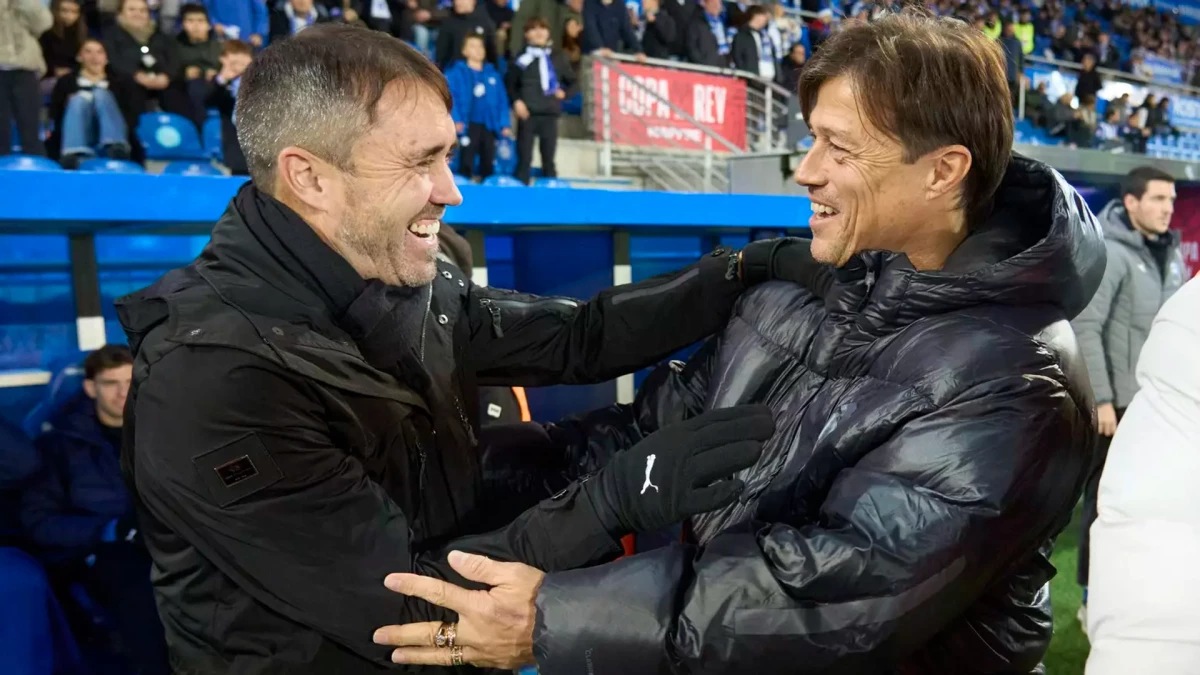 Chacho Coudet y Pelado Almeyda se saludan antes del duelo entre Alavés y Sevilla. foto: @rfef.