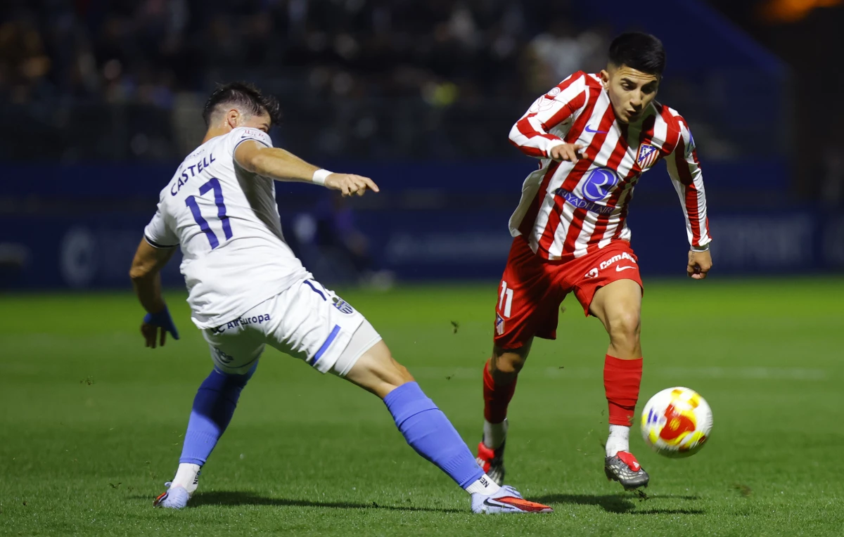 Thiago Almada gambetea a un rival del Baleares. foto: @atleti.