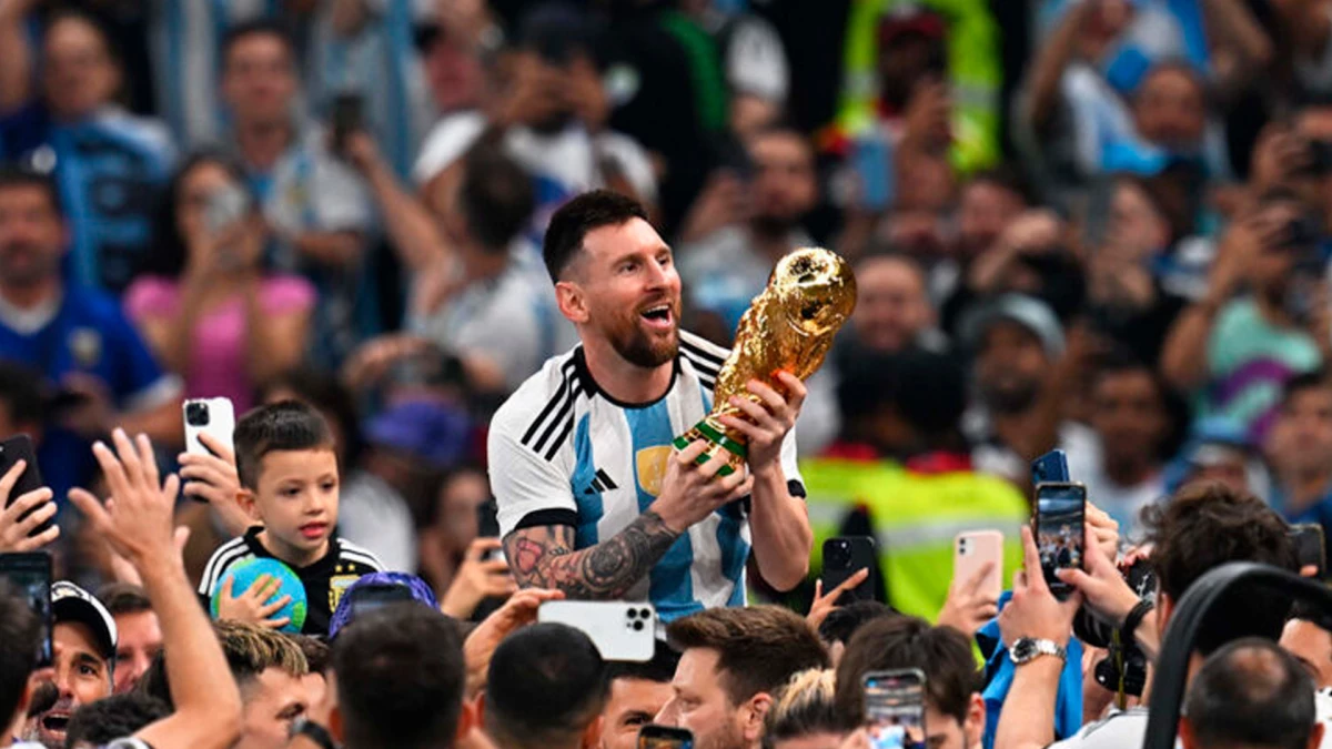 Lionel Messi alza la Copa del Mundo y la FIFA rememoró el aniversario de su nuevo paso a su legendaria carrera | Foto: Maximiliano Luna -Archivo Télam