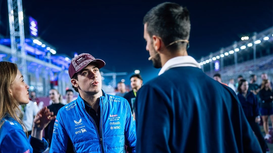 Colapinto, junto al serbio Novak Djokovic, durante el Gran Premio de Qatar. (Foto: @AlpineF1Team)
