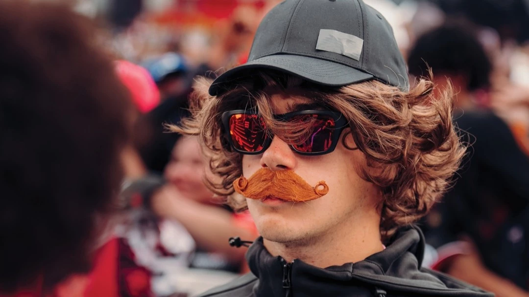 La broma de Colapinto, camuflado entre los simpatizantes de Alpine, antes del GP de Las Vegas. (Foto: @AlpineF1Team)