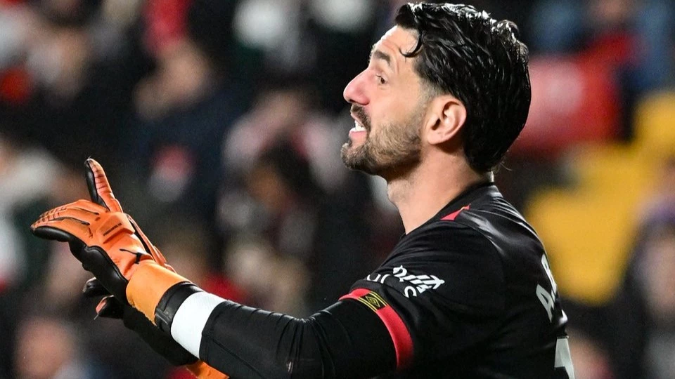 Batalla orden la defensa del Rayo que vencieron a los kosovares de Drita y ya estan en octavos de final. foto: @rayovallecano.