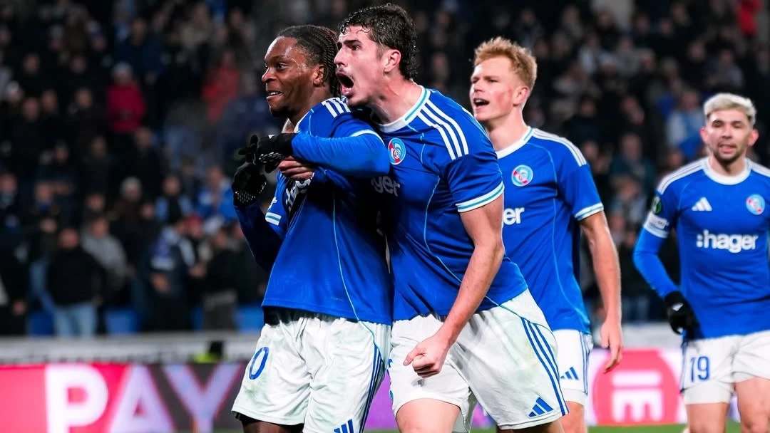Joaquin Panichelli festeja junto su compañero Martial Godo, la clasificación de Estrasburgo a octavos de la Conference. foto: @rcsa.