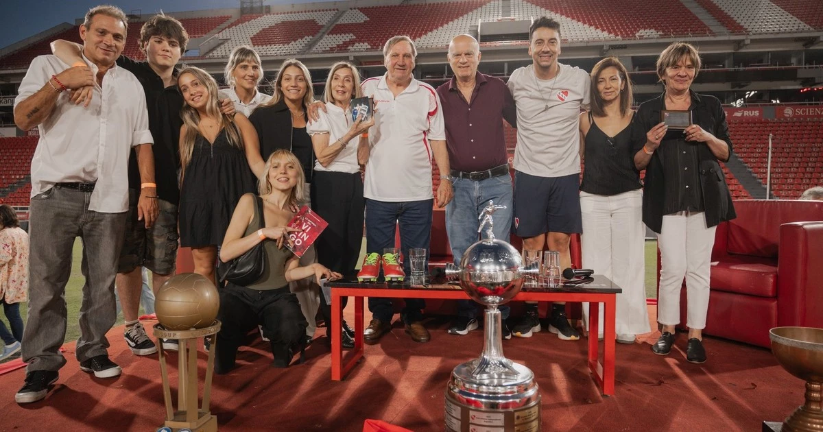 Foto: Enzo Trossero y el fallecido Hugo Villaverde fueron homenajeados por Independiente.