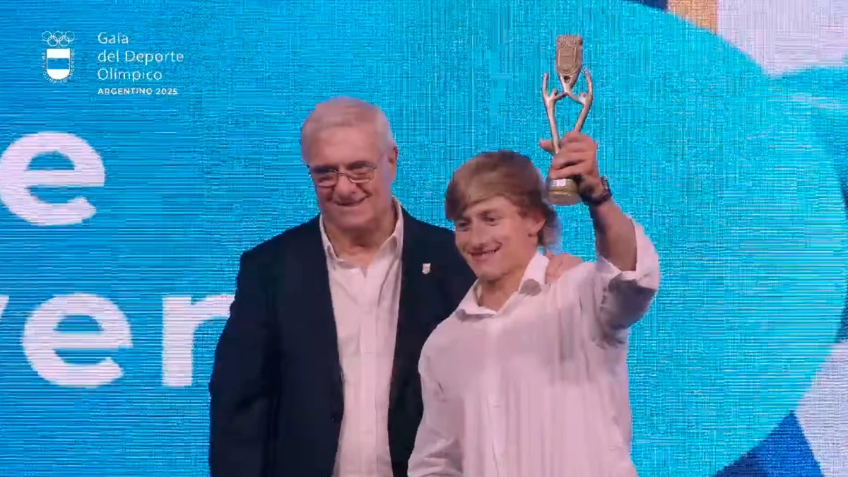 El titular del COA, Mario Moccia, junto al palista Vicente Vergauven&nbsp;uno de los ganadores del premio de oro en la Gala del Deporte 2025 | Foto: Captura Imagen Youtube COA