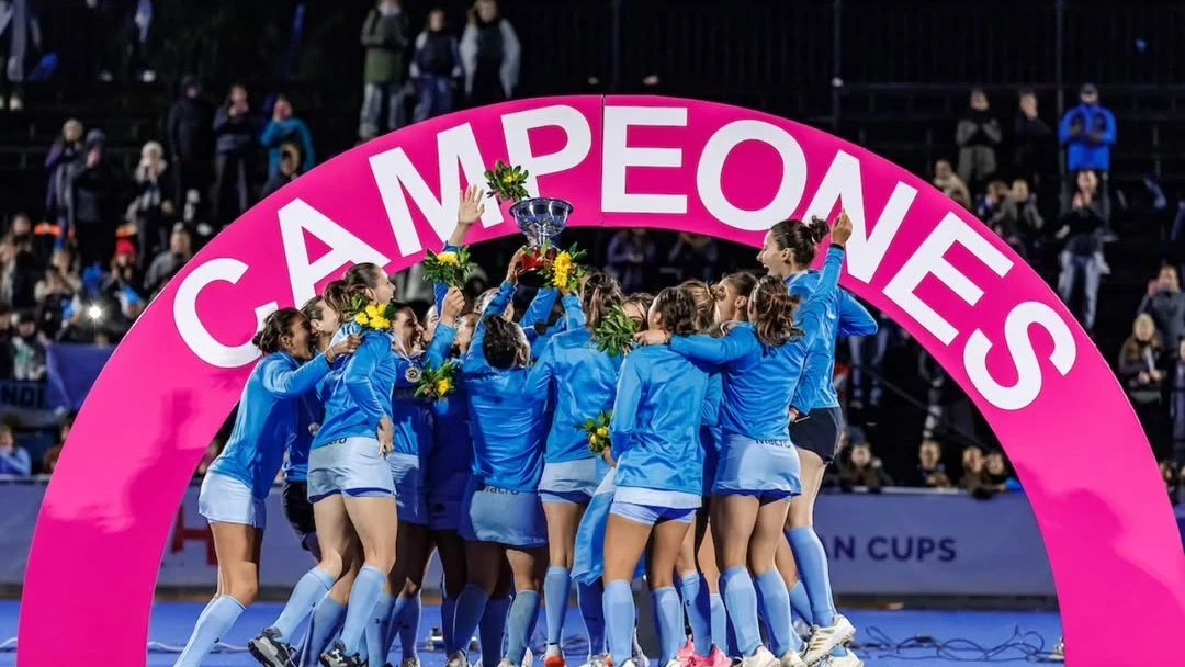 Las Leonas festeja en MOntevideo la obenteciòn de la Copa América. (Foto: @arg_fieldhockey).