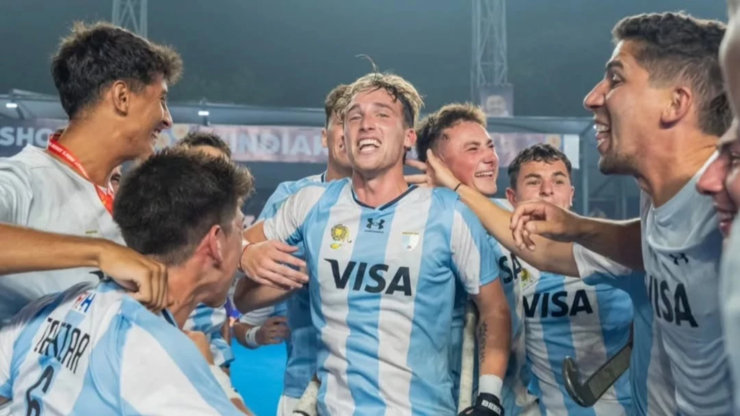 Los Leoncitos festejaron su pase a semifinales del Mundial Junior en India. (Foto: @arg_fieldhockey).