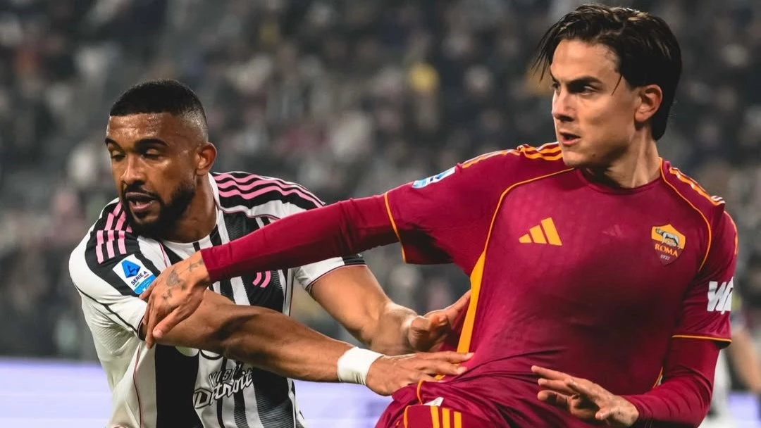La Joya Dybala lucha contra un jugador de Juventus, mientras decide si regresa ahora a la Argentina. foto: @officialasroma.