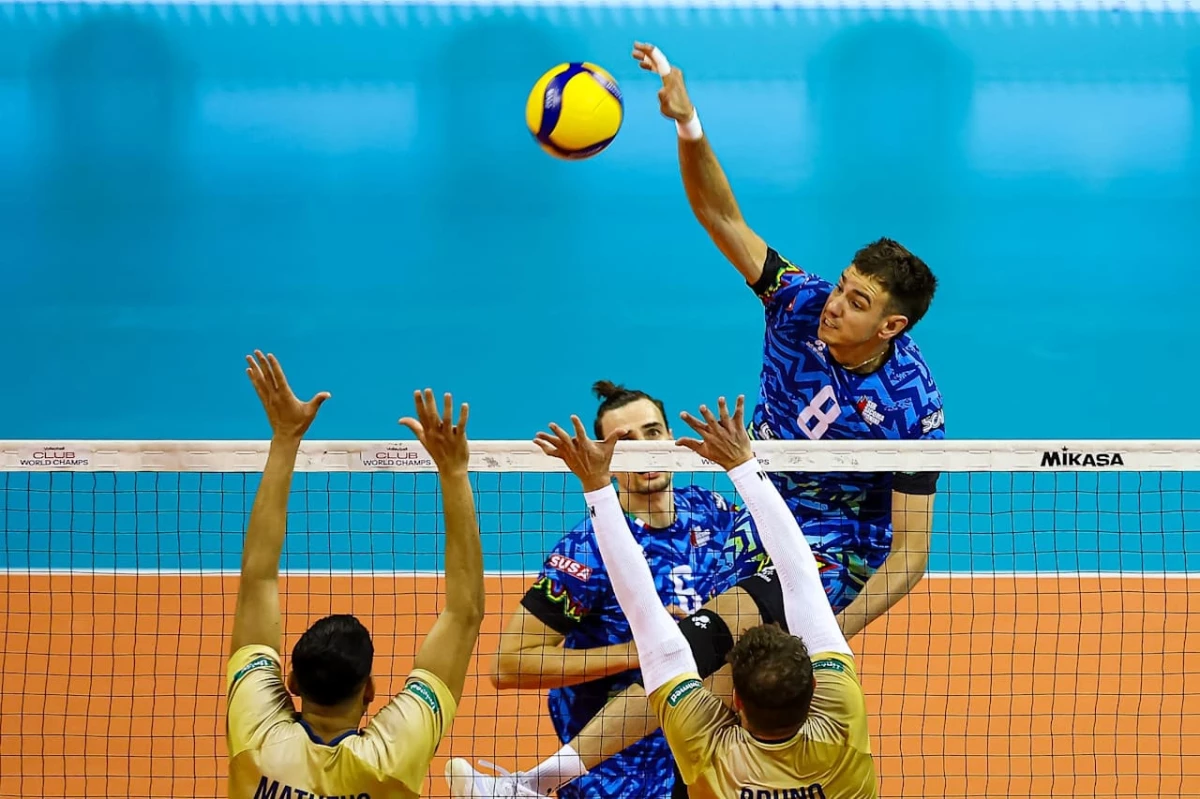 Foto: Prensa FIVB. El remate de Agustín Loser le da un punto al Monini Perugia que será finalista