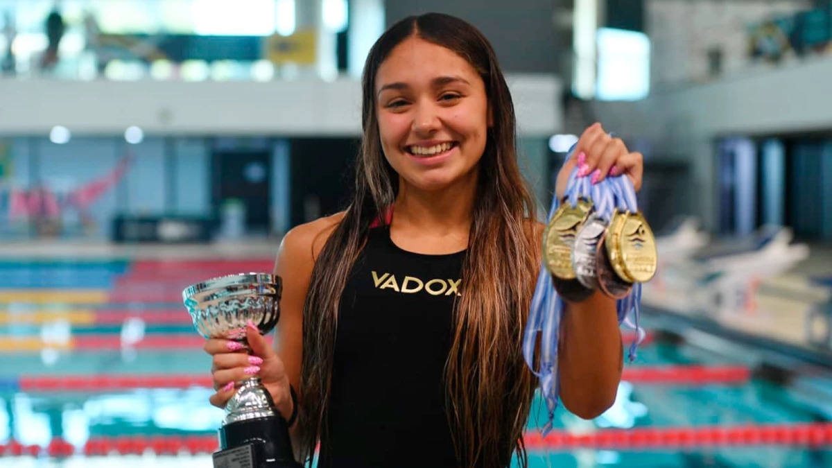 Foto: Fernando Gens. La nadadora Iara Fernández, de 19 años y representante de River Plate, resultó tercera y cosechó la presea de bronce en los 50 metros libres para mujeres