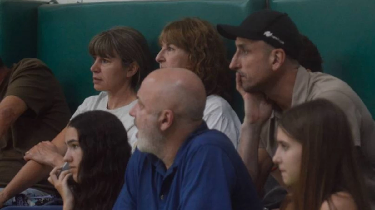 Manu en la tribuna siguiendo atento a Villa Mitre. Foto: La Nueva Provincia.