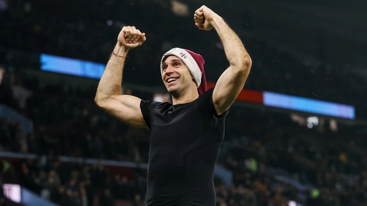 El “Dibu” Martínez celebró el triunfo de su Aston Villa de cara a la gente, en vísperas de Navidad | FotoX@AVFCOfficial