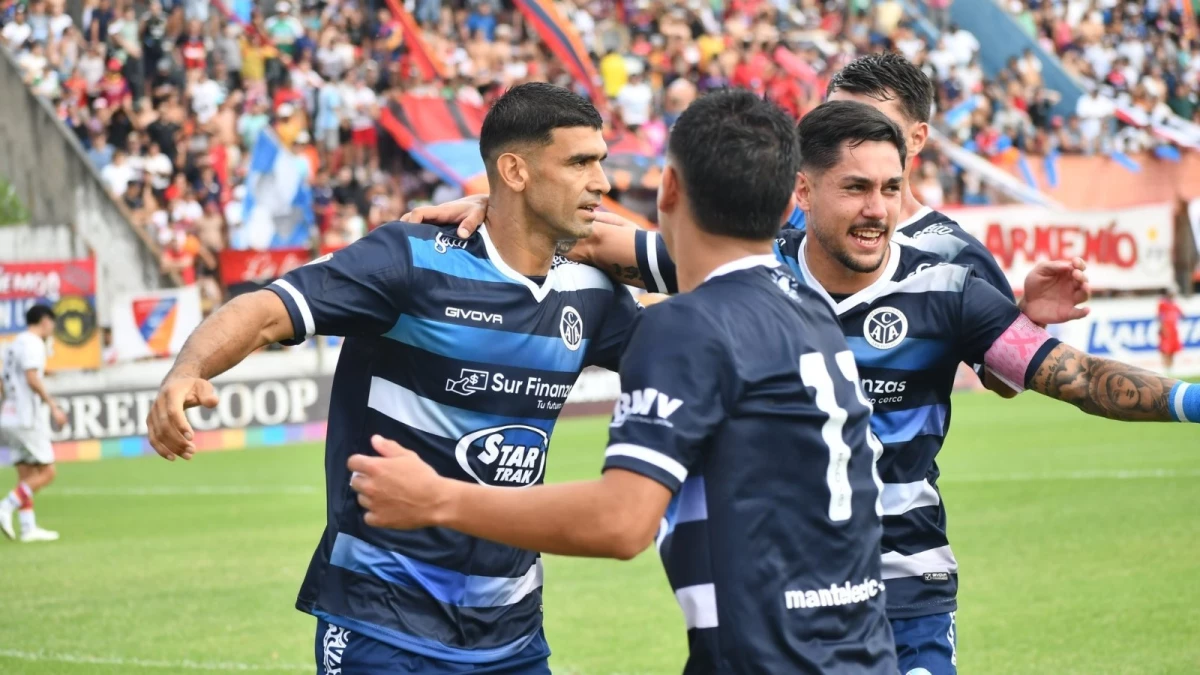 David Escalante, autor del gol de Acassuso, festeja junto a sus compañeros la concreción del 1 a 0. Foto: @AcassusoOficial &nbsp; &nbsp;