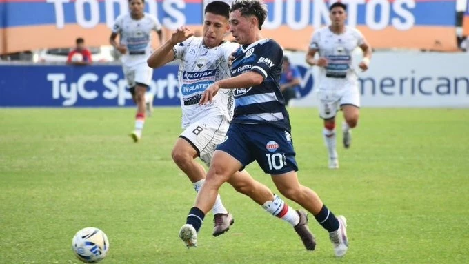 Agustín Hermoso figura de Acassuso lleva el balón en el empate ante Armenio por la final de la Primera B. Foto: @AcassusoOficial