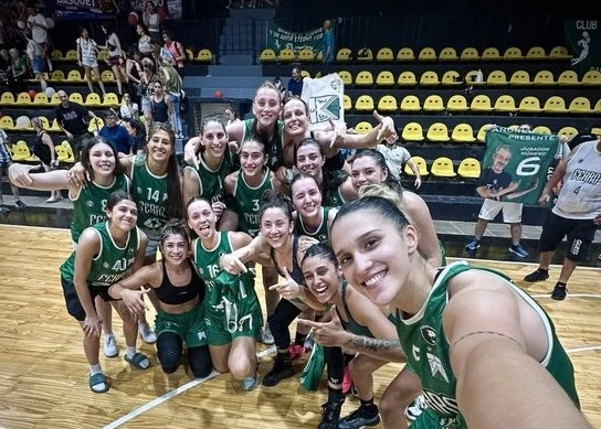 Foto:@FerroOficial. Las chicas de Oeste celebran el título alcanzado