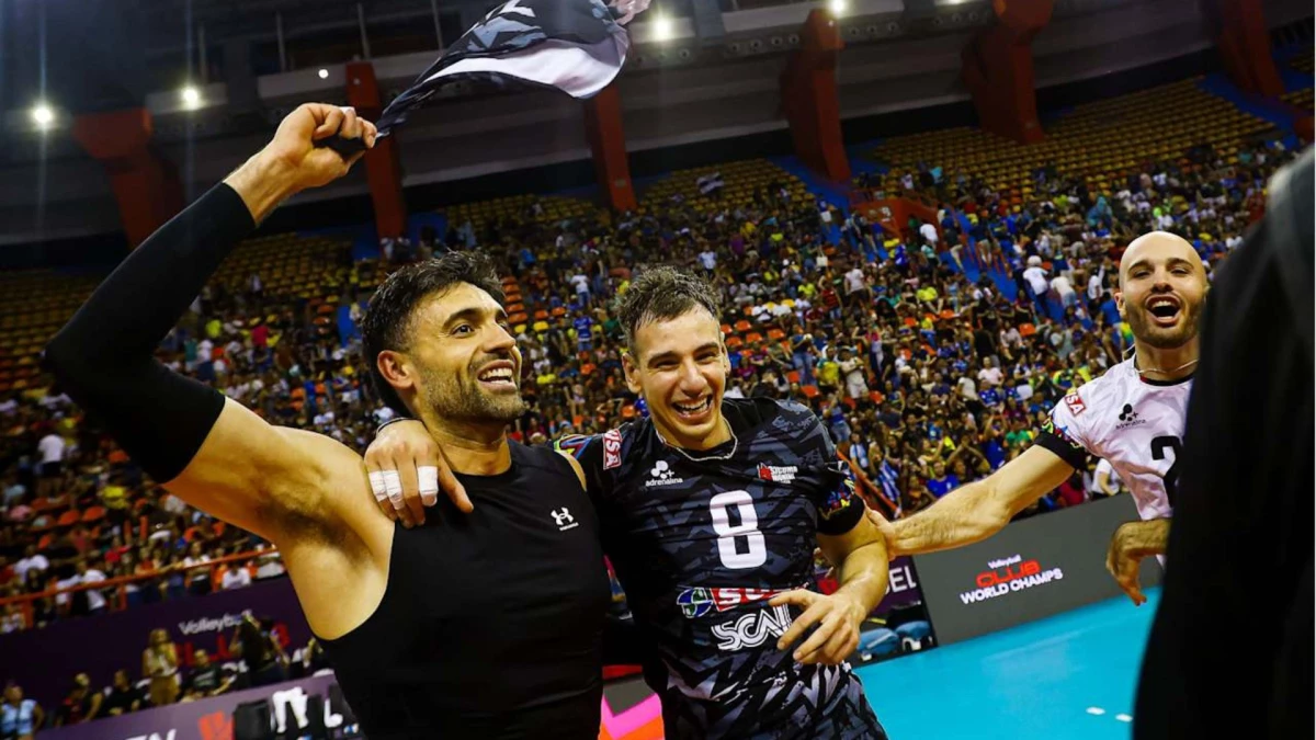 Loser (8) y Solé (revoleando la remera) festejando.