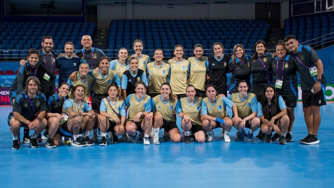 La delegación con la Tana Florentín incluida en la previa del debut. Foto: @afafutsal.oficial