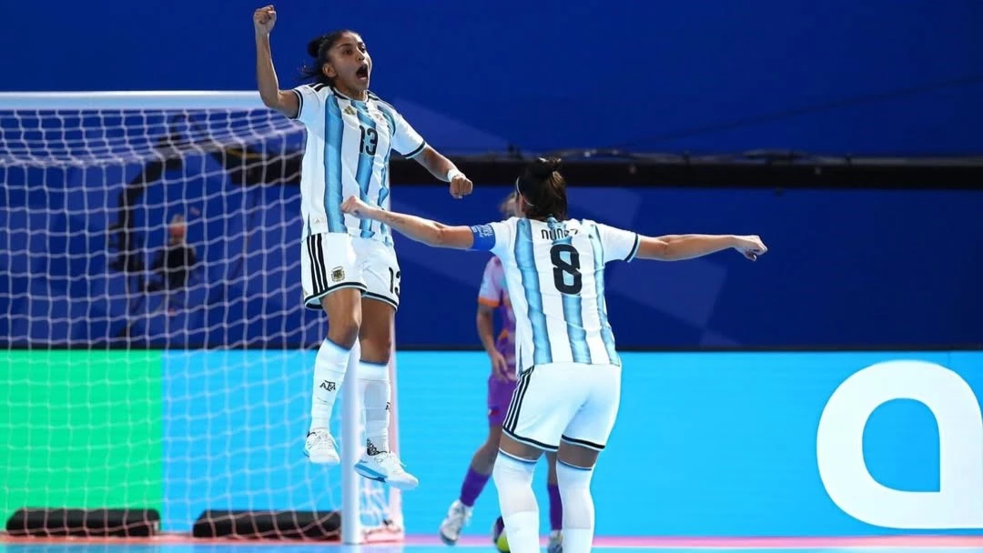 El festejo de la goleadora, Mailén Romero, y la capitana, Carina Núñez. Foto: @afafutsal.oficial