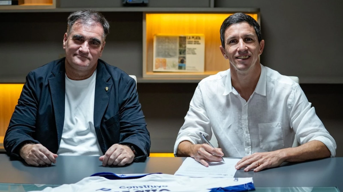 El presidente de Gimnasia y Esgrima La Plata, Carlos Anacleto, junto a Nacho Fernández, durante la firma del contrato. (Foto: @gimnasiaoficial)