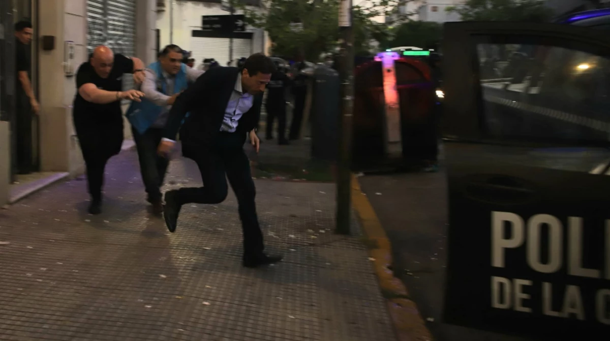 Moretti, repudiado por los hinchas, deja la sede de Boedo en patrullero.