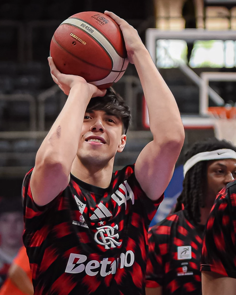 Foto:@TimeFlamengo. El argentino Negrete aportó 28 puntos al triunfo del Flamengo ante Cruzeiro