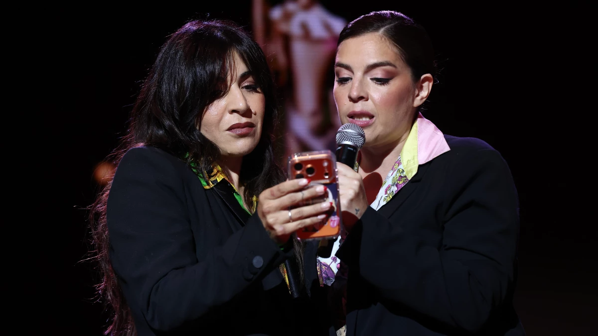 Foto: El discurso de Giannina y Dalma Maradona.