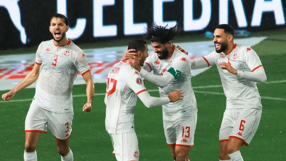 Foto:@CAF_Online. Túnez festeja el primer gol marcado por Skhiri en el triunfo sobre Uganda