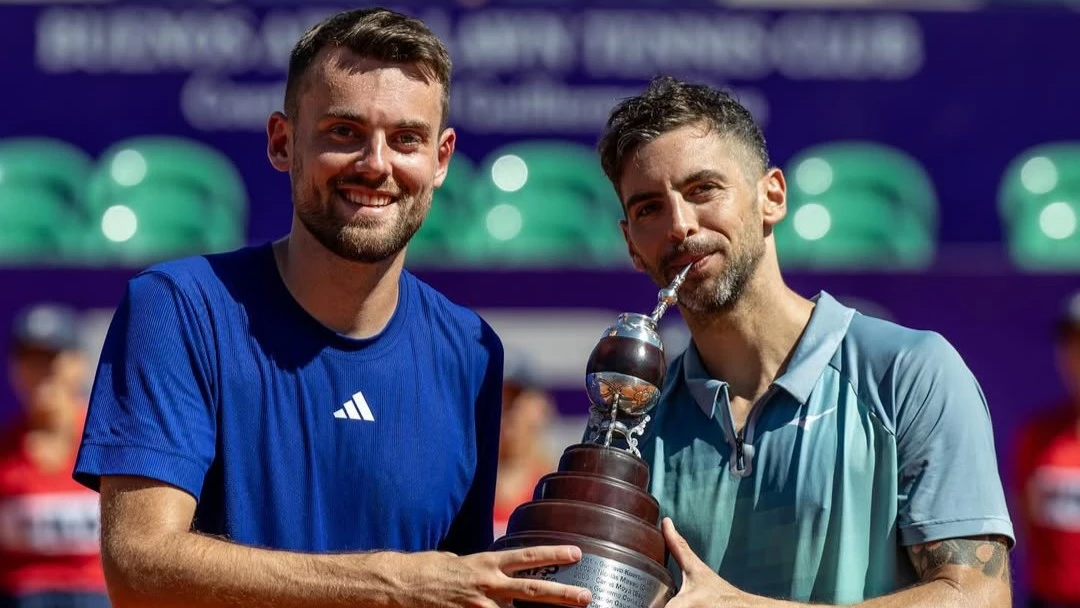 Guido Andreozzi poza con el trofeo logrado en el Argentina Open, junto con su compañero de dobles, el francés Theo Arribage (Foto: archivo).