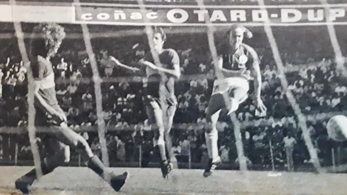 Foto: Revista El Gráfico. Ya partió el zurdazo de Scotta que se tradujo en uno de los dos goles frente a Boca (5-3) en la Bombonera por el Nacional 75. Ese día, el santafesino batió la marca que ostentaba el paraguayo Arsenio Erico (Independiente 1937)