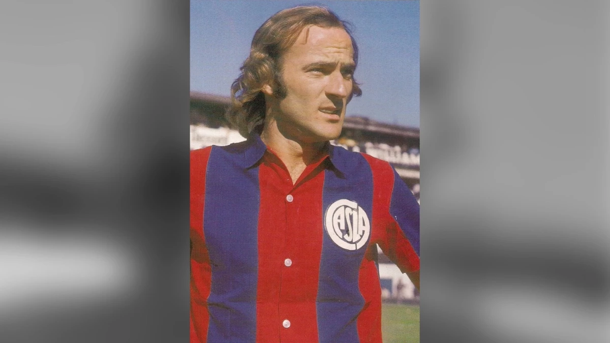 Foto:El goleador con la histórica camisa con botones que utilizaba San Lorenzo en la década del 70
